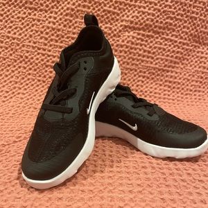Nike black and white size toddlers 10 child